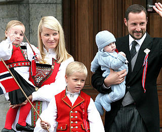 Mette Marit und Haakon sind 10 Jahre verheiratet Mette Marit und Haakon sind 10 Jahre verheiratet