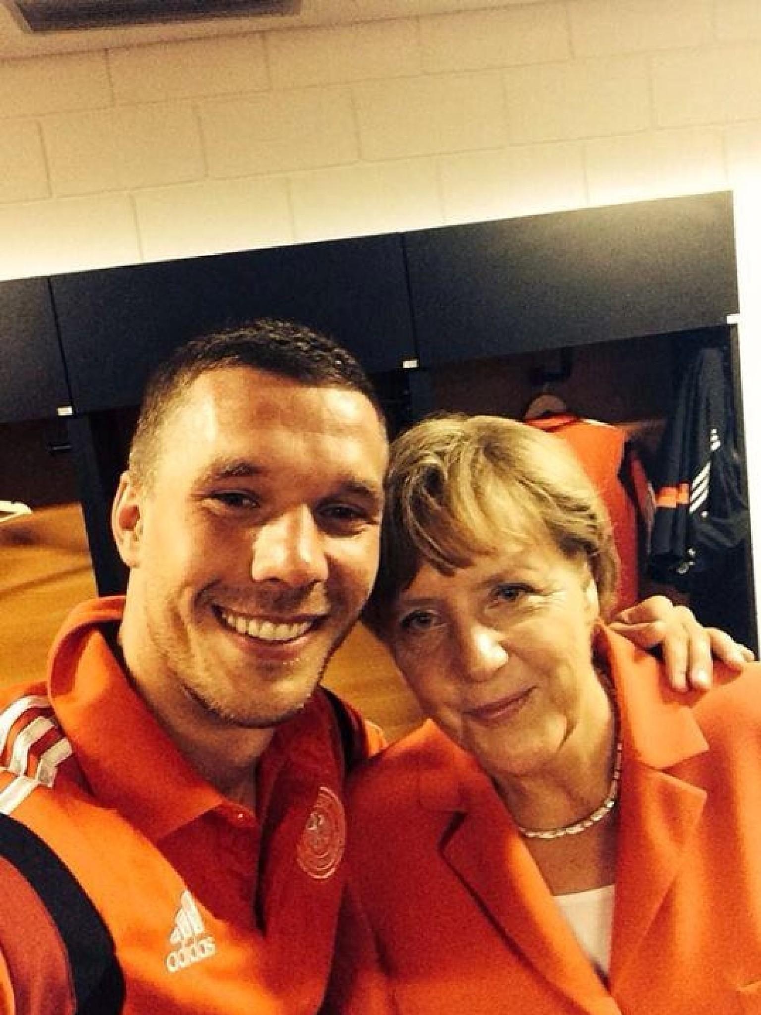 WM 2014 Special Galerie allgemein Spieler Selfies Facebook Instagram Twitter WM 2014 Special Galerie allgemein Spieler Selfies Facebook Instagram Twitter