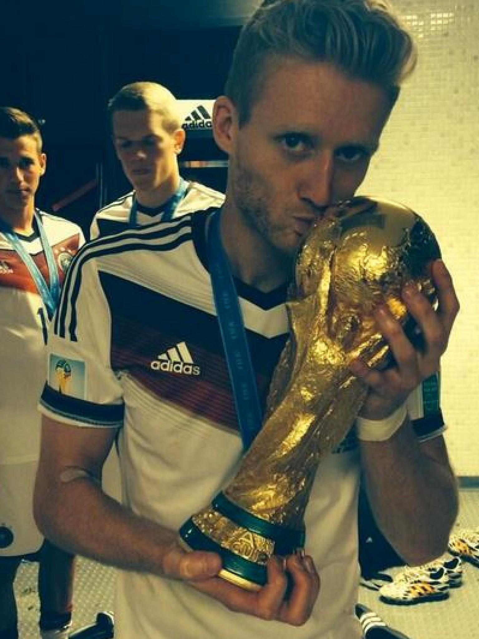 WM 2014 Special Galerie allgemein Spieler Selfies Facebook Instagram Twitter WM 2014 Special Galerie allgemein Spieler Selfies Facebook Instagram Twitter