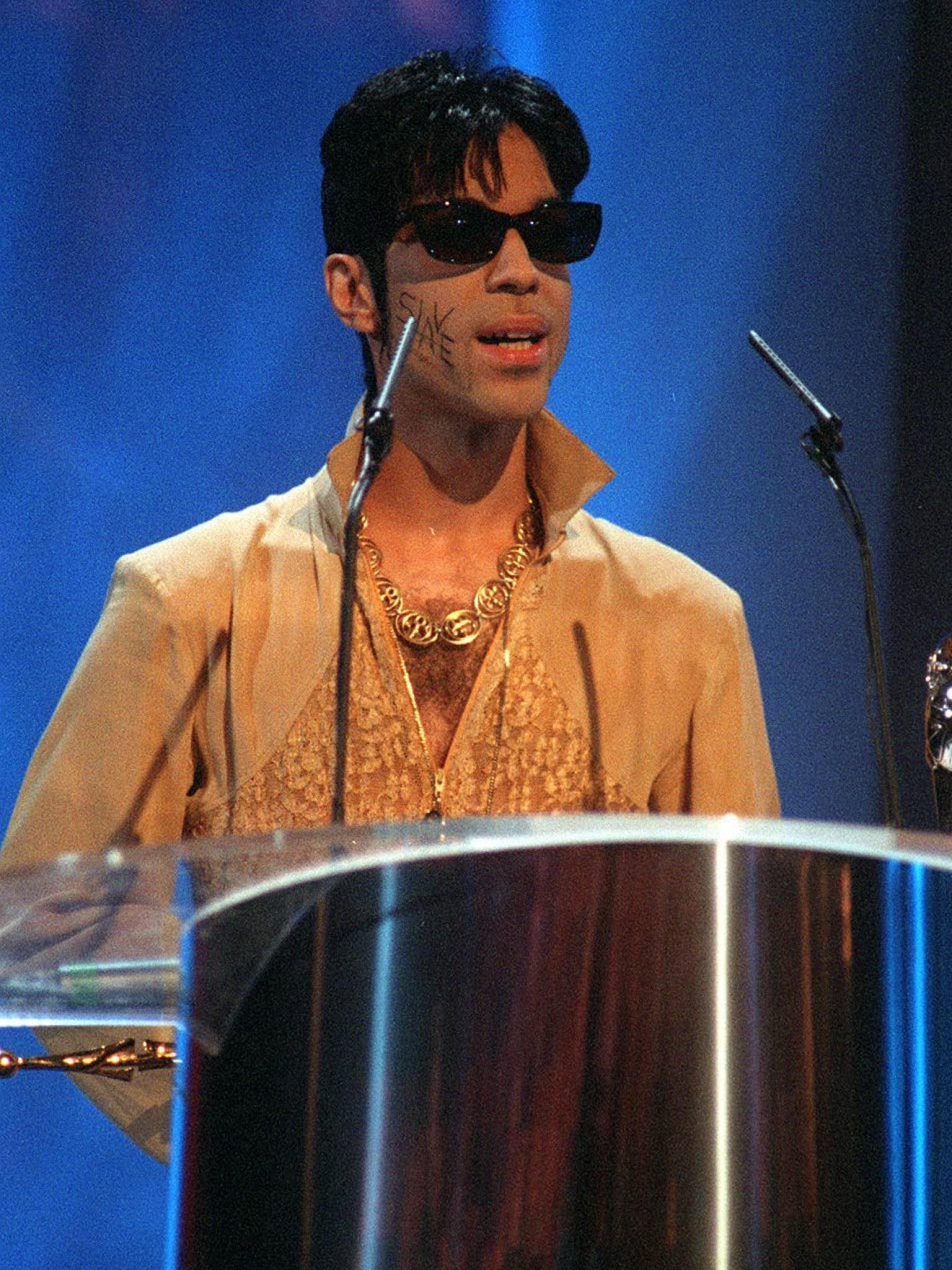 Prince Musiker, Genie, Selbstdarsteller sein bewegendes Leben in Bildern