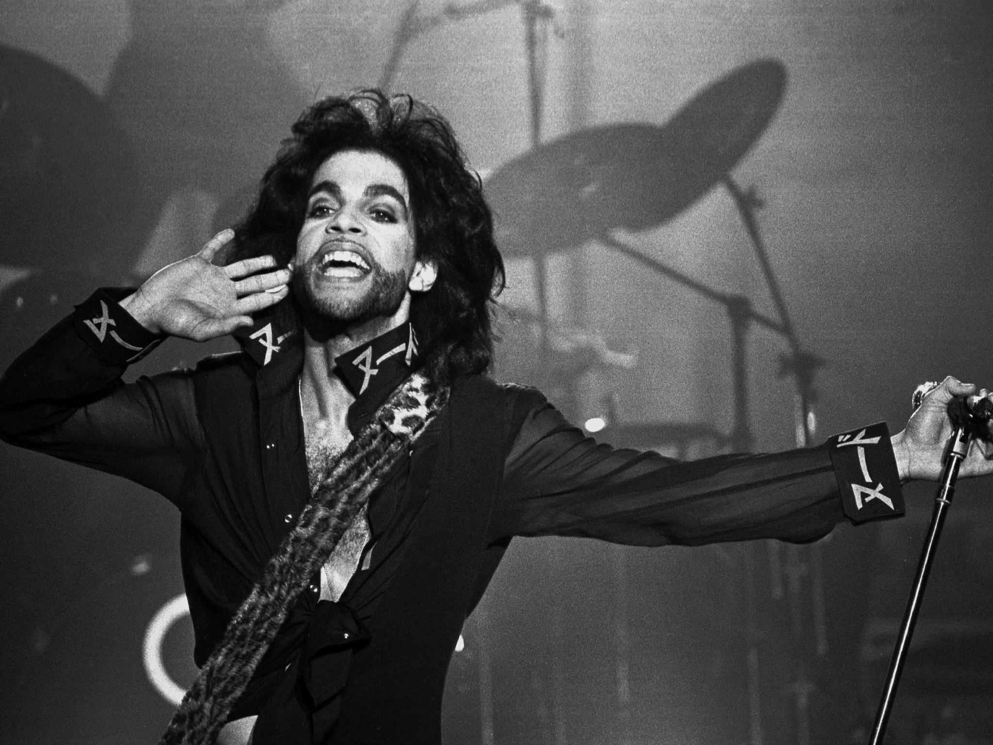 Prince Musiker, Genie, Selbstdarsteller sein bewegendes Leben in Bildern