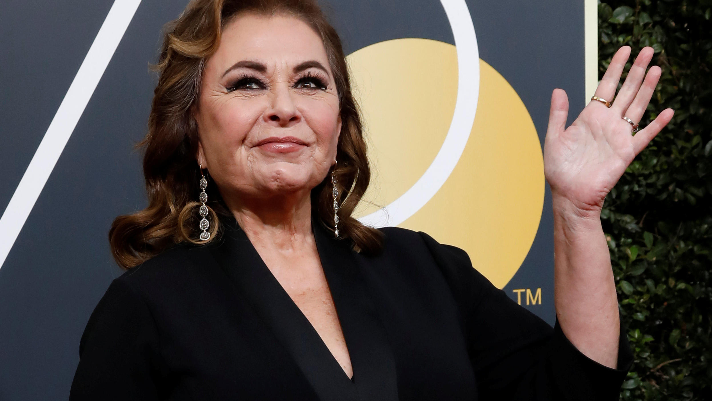 Nach rassistischem Tweet: 'Roseanne' wird abgesetzt FILE PHOTO: Actress Roseanne Barr waves on her arrival to the 75th Golden Globe Awards in Beverly Hills, California, U.S., January 7, 2018. Picture taken January 7, 2018. REUTERS/Mario Anzuoni/File Photo
