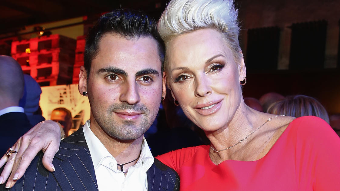 Schwangere Brigitte Nielsen: Dieses Bild räumt alle Zweifel aus dem Weg Brigitte Nielsen mit ihrem Ehemann Mattia Dessi