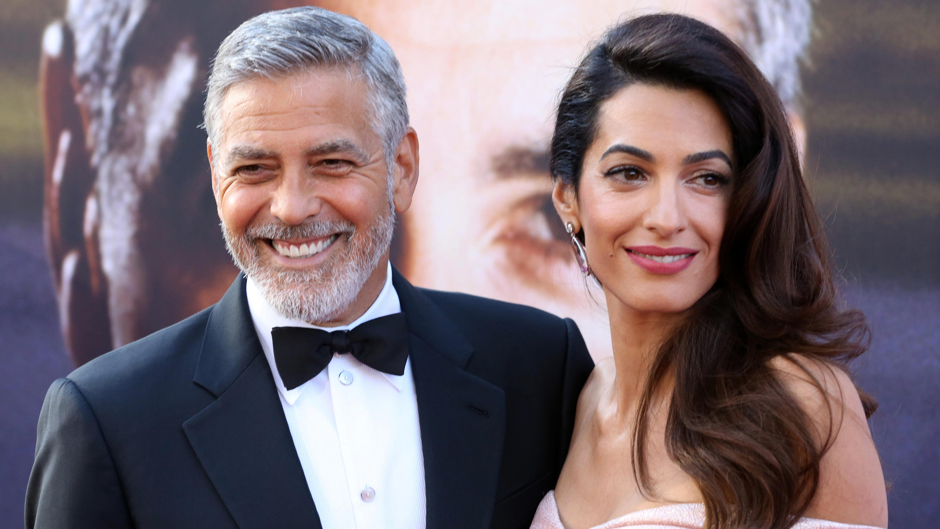Herzogin Meghans Royal Baby: Werden George und Amal Clooney Taufpaten? George und Amal Clooney könnten Patenonkel und Patentante von Prinz Harrys und Herzogin Meghans Kind werden.