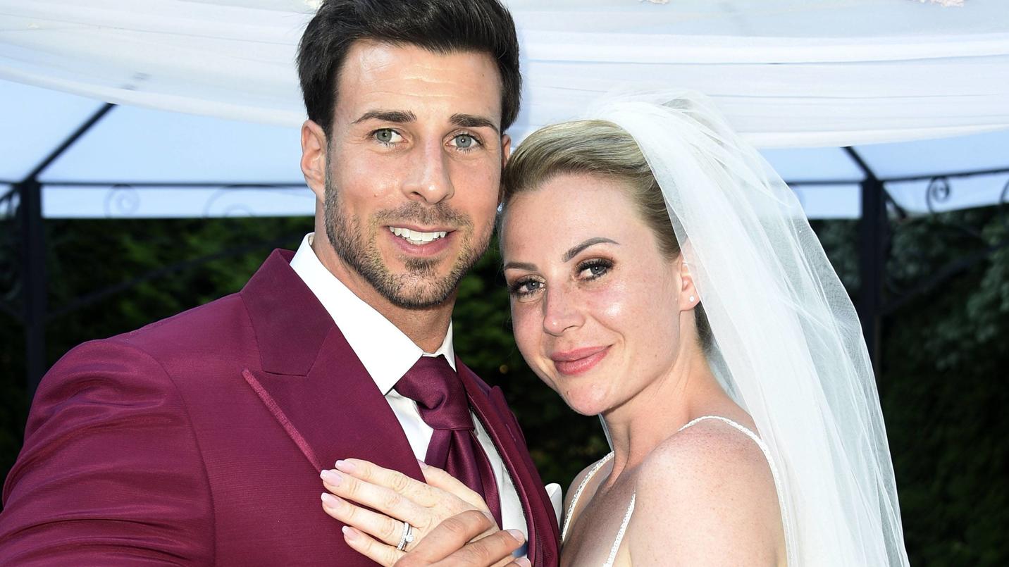 Ex-"Bachelor" Leonard Freier: Hochzeitsnacht mit seiner Caona ging gehörig daneben Leonard Freier hat im Juni 2018 seine Caona geheiratet