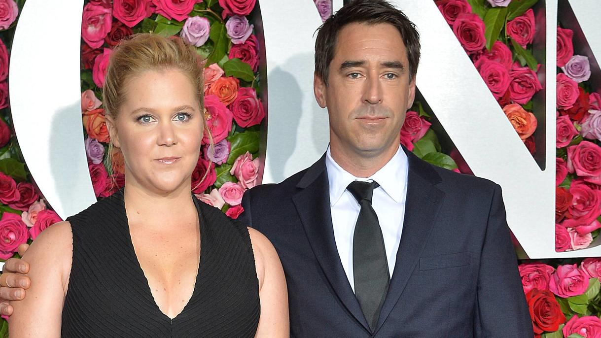 Bitte lächeln! Amy Schumer und ihr neuer Ehemann Chris Fischer beim ersten gemeinsamen Auftritt The 72nd Annual Tony Awards at Radio City Music Hall on June 10, 2018 in New York City. Amy Schumer New York United States PUBLICATIONxINxGERxSUIxAUTxONLY 588673
