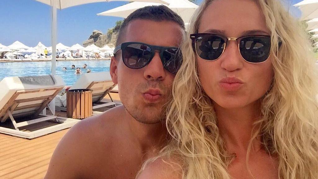 Frau Müller, Kimmich und Co.: Diese Ladies strahlen auch ganz ohne ihre Star-Partner Lukas Podolski postete zum siebten Hochzeitstag ein süßes Selfie mit seiner Monika.