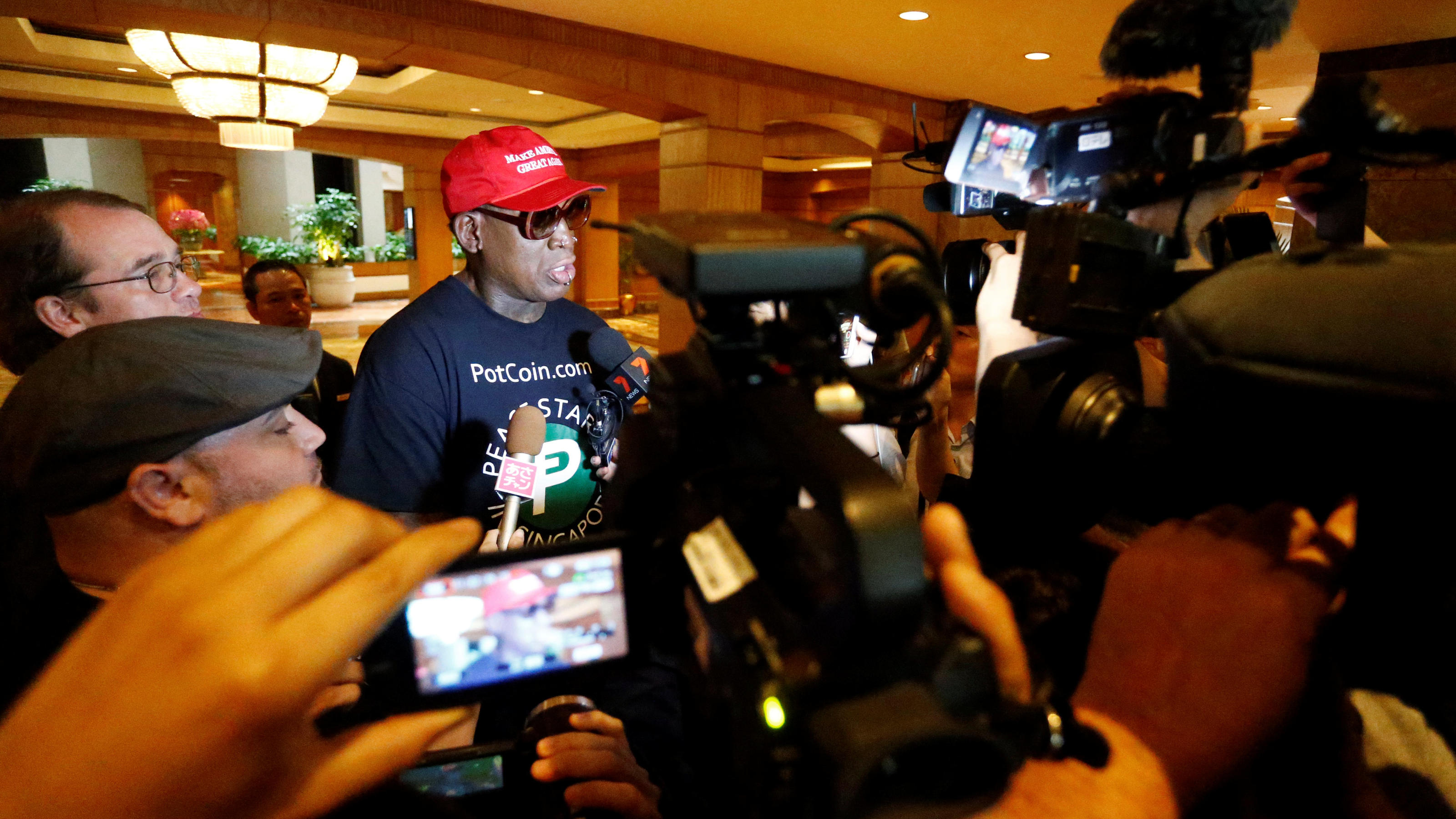 Dennis Rodman: Treffen zwischen Donald Trump und Kim Jong-un rührt ihn zu Tränen Former U.S. basketball star Dennis Rodman makes an appearance at Regent Hotel in Singapore, June 12, 2018. REUTERS/Feline Lim