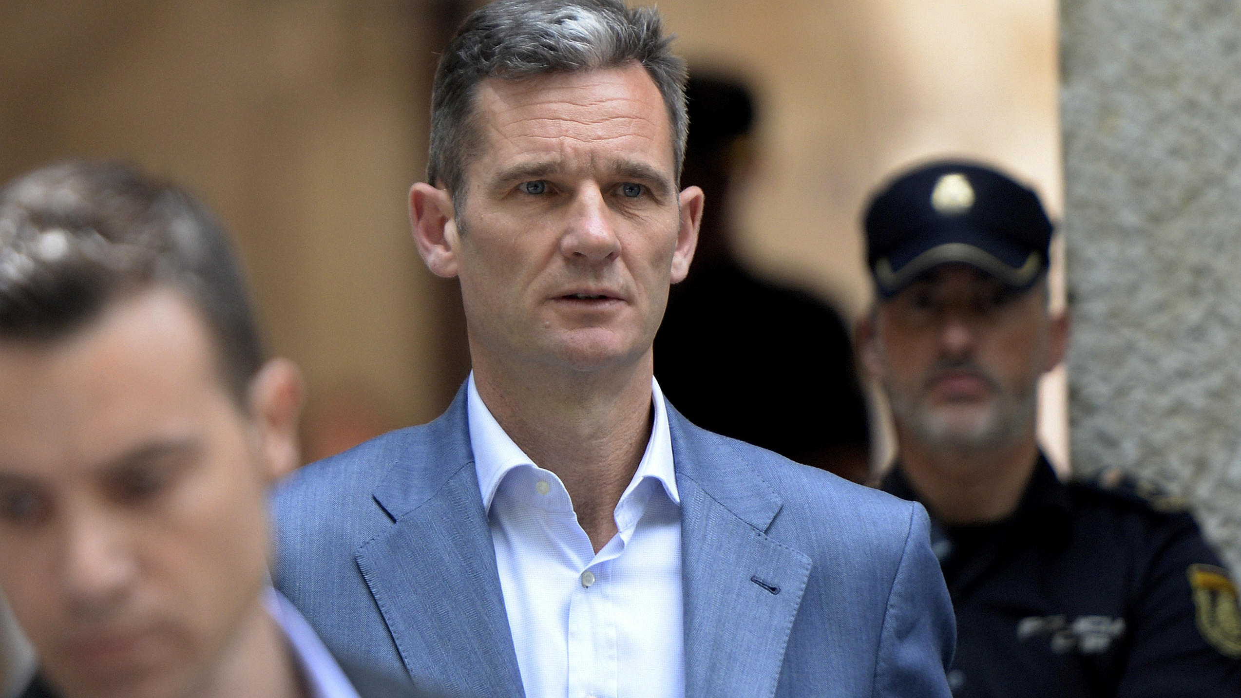 Nach Korruptionsprozess: König Felipes Schwager muss ins Gefängnis 13.06.2018, Spanien, Palma de Mallorca: Inaki Urdangarin, Schwager des spanischen Königs, verlässt das Gerichtsgebäude. Justizbehörden haben Urdangarin mitgeteilt, dass er innerhalb von fünf Tagen die Haftstrafe von fünf Jahren und zehn Monaten wegen
