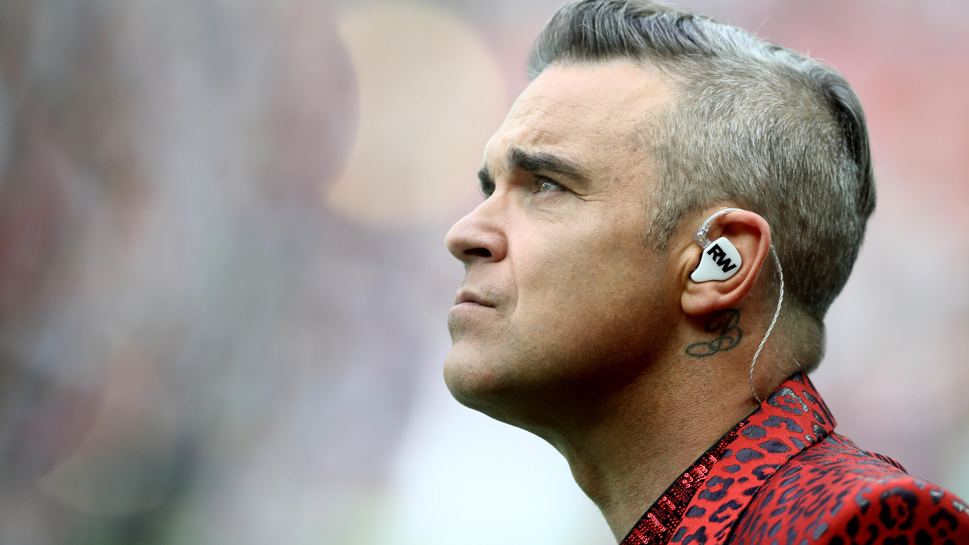 Robbie Williams: Sein Vater ist an Parkinson erkrankt MOSCOW, RUSSIA - JUNE 14: British popstar Robbie Williams performs during the opening ceremony prior to the 2018 FIFA World Cup Russia Group A match between Russia and Saudi Arabia at Luzhniki Stadium on June 14, 2018 in Moscow, Russia. (Photo by R