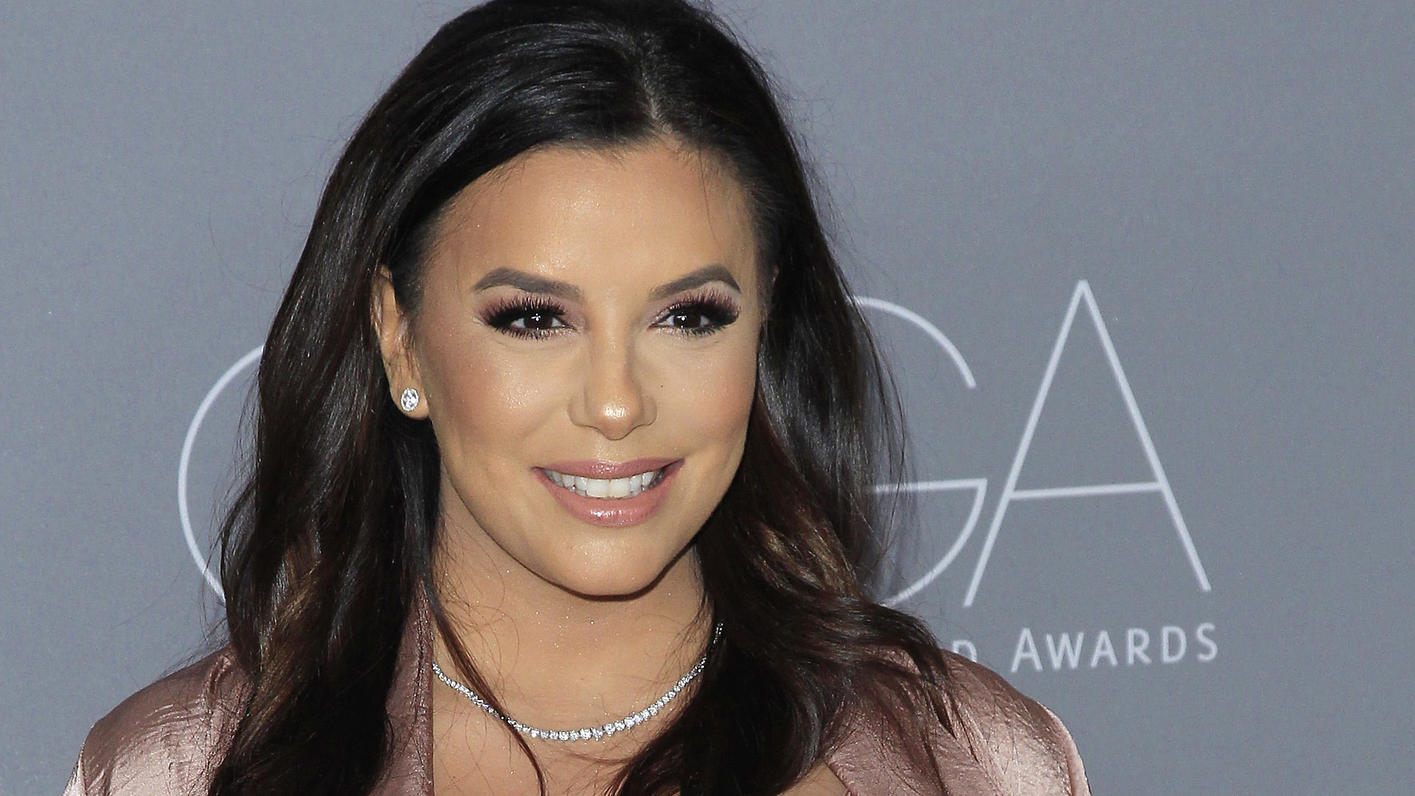 Eva Longorias Söhnchen wird 2 - aber mit dem Zählen klappt's noch nicht so gut Pregnant Eva Longoria and other celebs at the 20th Costume Designers Guild Awards held at the Beverly Hills Hilton Hote
