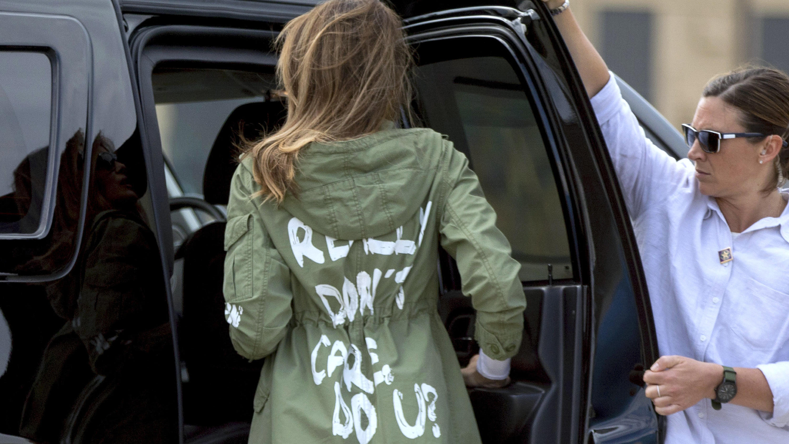 "Es ist mir wirklich egal": Was steckt hinter Melania Trumps Jacke? 21.06.2018, USA, Maryland, Andrews Air Force Base: Melania Trump, First Lady der USA, steigt in einer olivgrünen Jacke mit dem Schriftzug: «I really don't care - Do u?» («Es ist mir wirklich egal - und Euch?») auf dem Rücken in ihr Auto. Melania Trum