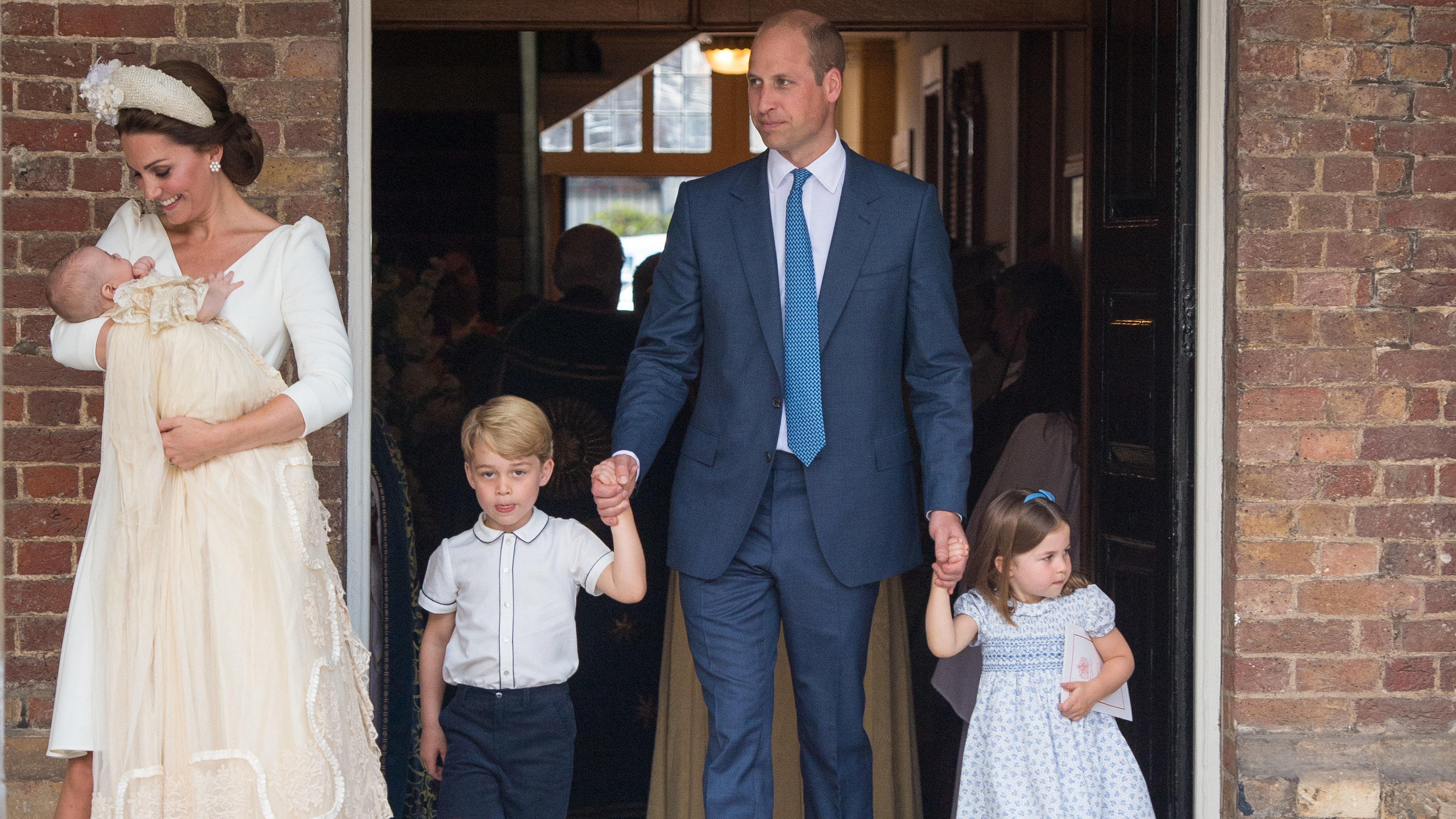 Prinz Charles: "Enkelkinder verdienen eine bessere Zukunft" 09.07.2018, Großbritannien, London: Die britische Herzogin Kate (l) trägt den britischen Prinz Louis, daneben kommen der britische Prinz William (M) mit den beiden Kindern Prinz George (2.v.l) und Prinzessin Charlotte aus der Kapelle des St.-James's-