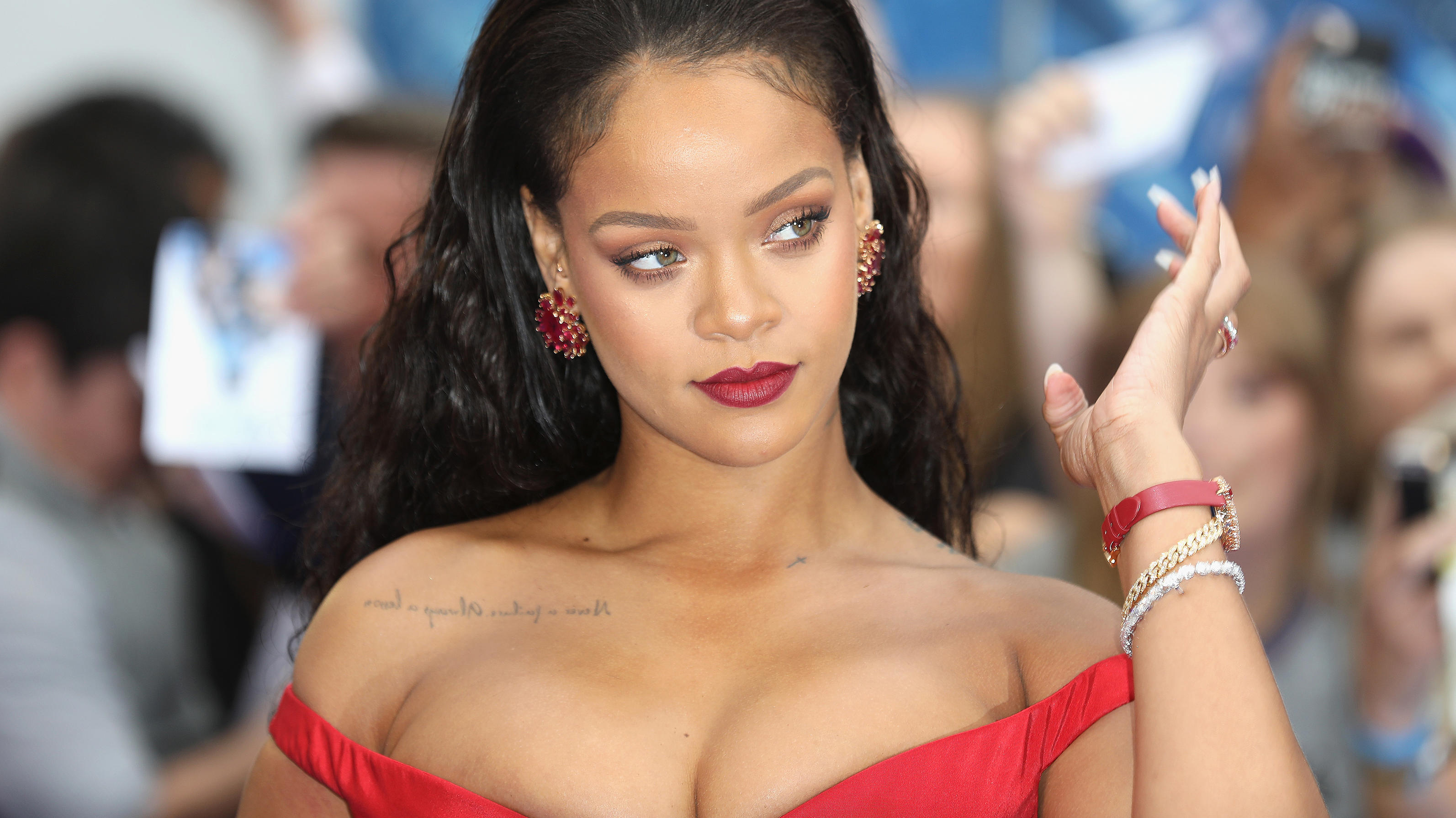So geht's: Rihannas Stylistin verrät einfachen Trick für perfekte Augenbrauen Rihanna schwört bei ihren Augenbrauen auf ein ganz einfaches Hausmittel.