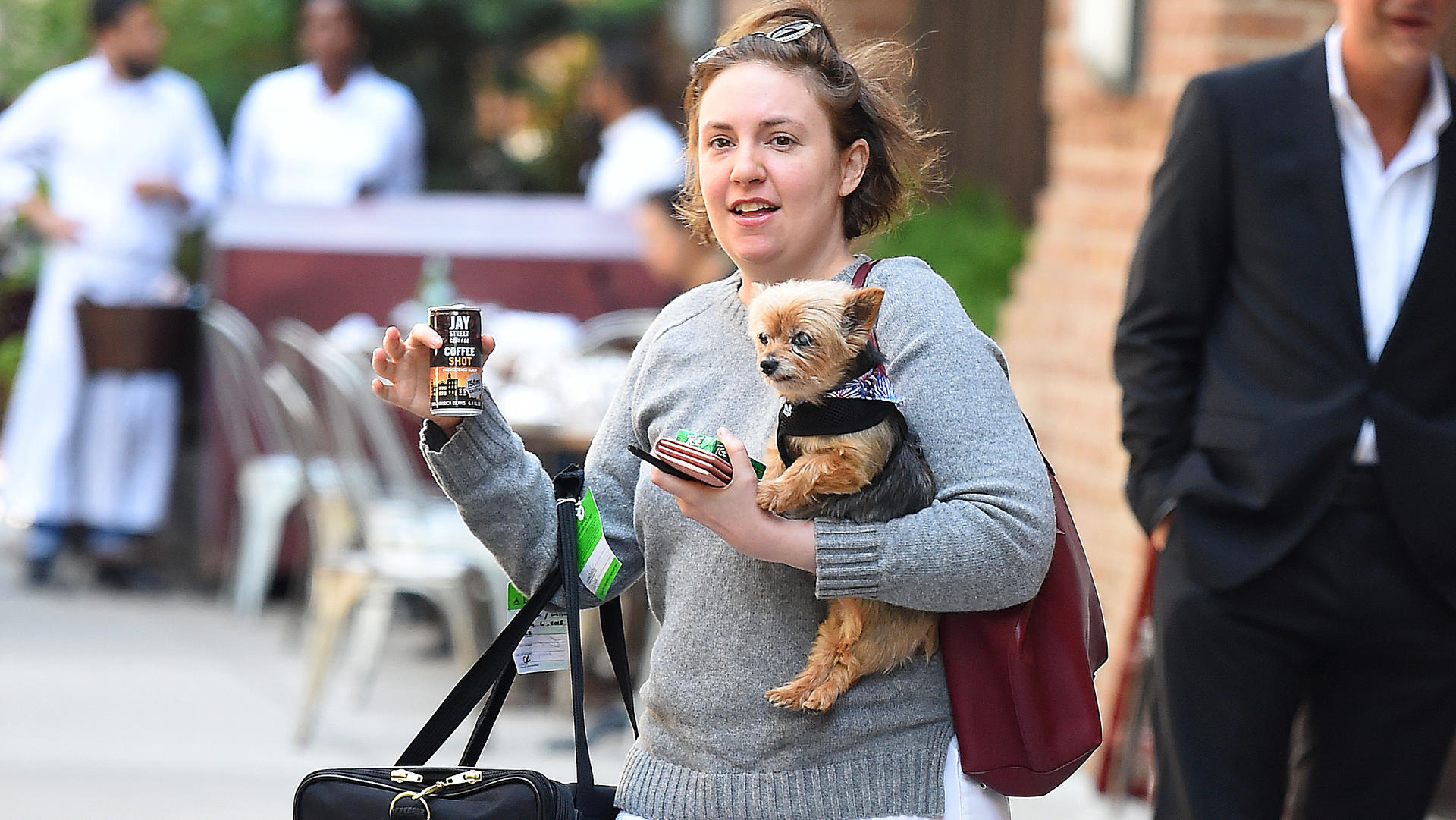 Böse Reaktionen im Netz: Lena Dunham hat elf Kilo zugenommen Lena Dunham holds a dog in New York CityPictured: Lena DunhamRef: SPL5008899 090718 NON-EXCLUSIVEPicture by: Robert O'neil / SplashNews.comSplash News and PicturesLos Angeles: 310-821-2666New York: 212-619-2666London: 0207 644 7656Milan: +39 02 4399