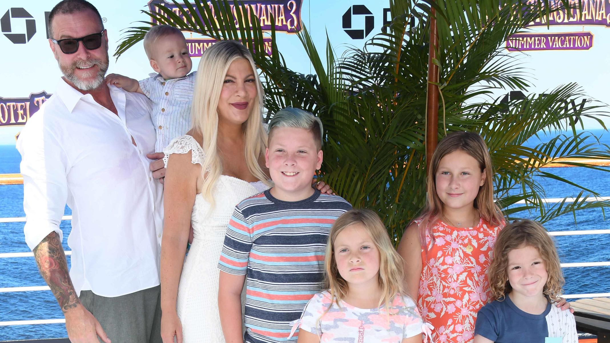 Tori Spellings kleiner Sohn verletzte sich bei Hotelaufenthalt an Nägeln! Tori Spellings 15 Monate alter Sohn trug eine Verletzung durch Nägel davon.