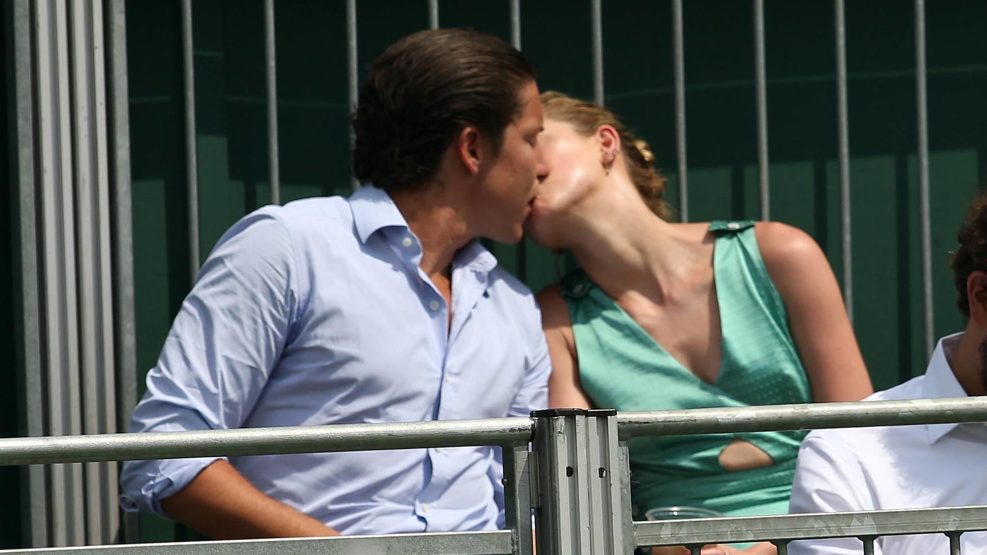 Amber Heard und Vito Schnabel zeigen sich wieder turtelnd auf der Wimbledon-Tribüne LONDON, ENGLAND - JULY 07: it s official THEY HAVE THEIR FIRST KISS Amber Heard wearing a low cut mint jumpsuit with new boyfriend Vito Schnabel attend day seven of the Wimbledon Tennis Championships at the All England Lawn Tennis and Croquet Club on