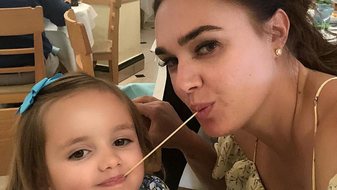 Tamara Ecclestone: Tochter Sophia wird mit 4 Jahren immer noch gestillt amara Ecclestone genießt es, Zeit mit ihrer vierjährigen Tochter Sophia zu verbringen.