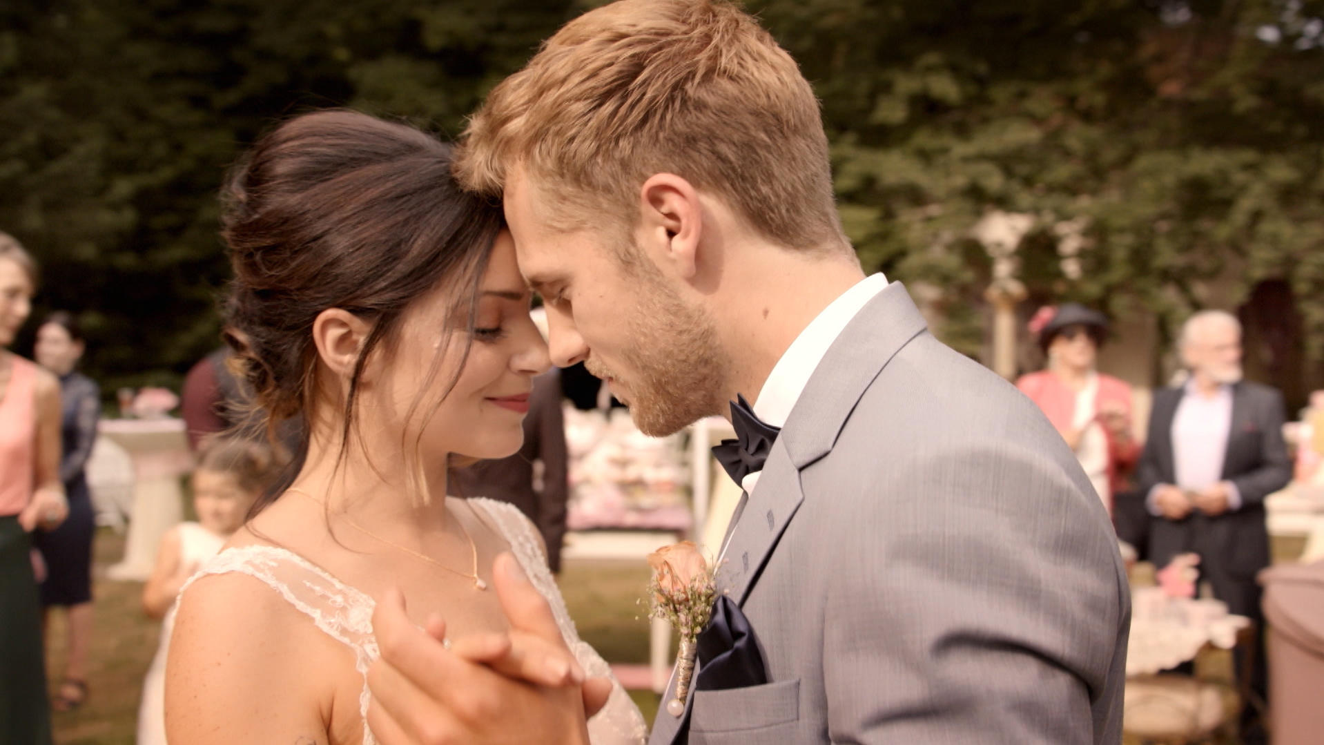GZSZ-Folge 6569 vom 09.08.2018: Emily und Paul feiern ihre romantische Hochzeit GZSZ: Emily Paul tanzen