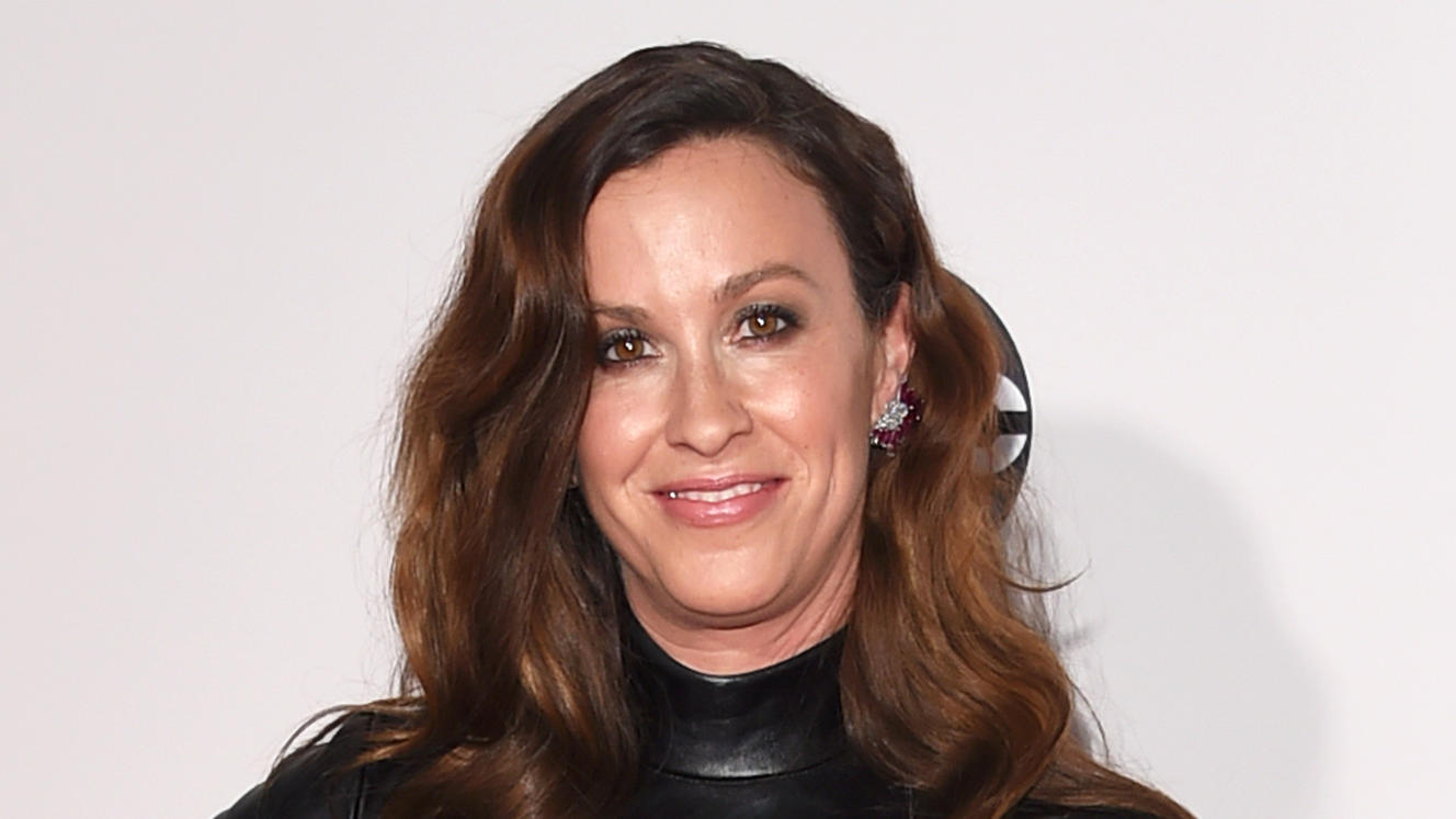 Alanis Morissette: Neues Still-Foto hat einen emotionalen Hintergrund Alanis Morissette macht jetzt auf ein emotionales Thema aufmerksam.