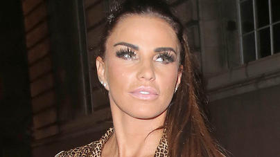 Die Pechvogel-Akte von Katie Price Teleivison personality Katie Price and Kris Boyson were seen leaving Acapulco Nightclub in Halifax, UK. Katie had a personal appearance at the night club and wore a leopard print dress.Pictured: Katie PriceRef: SPL5012780 280718 NON-EXCLUSIVEPicture