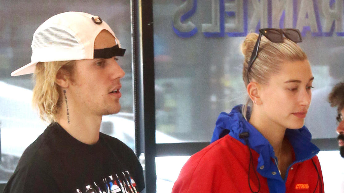 Hailey Baldwin und Justin Bieber brechen in der Öffentlichkeit in Tränen aus Newly engaged pop star Justin Bieber and model Hailey Rhode Baldwin are seen in New York, NY.The couple are seen packing on the PDA as they hold hands and kiss while ordering food.Pictured: Justin Bieber,Hailey Rhode BaldwinRef: SPL5013315 300718 NON