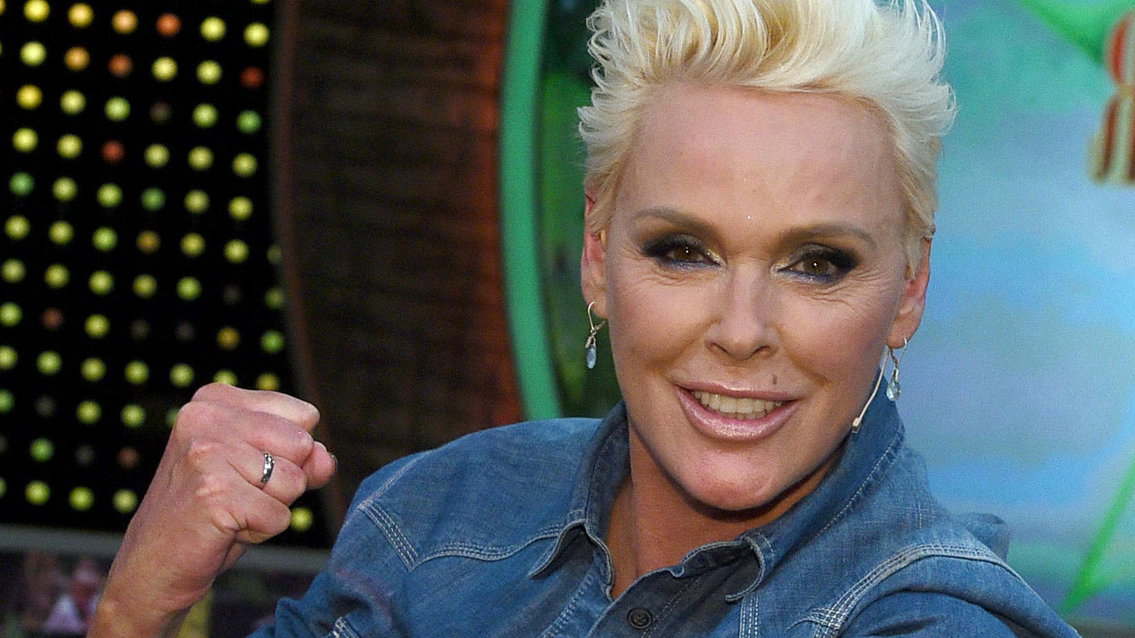Brigitte Nielsen: So weit ist sie mit ihrem After-Baby-Body schon ARCHIV - 13.02.2015, Nordrhein-Westfalen, Hürth: Brigitte Nielsen, dänische Schauspielerin, freut sich nach der RTL-Show "Ich bin ein Star - Lasst mich wieder rein!" über ihren Sieg. (zu dpa "Brigitte Nielsen mit 54 Jahren Mutter einer Tochter geword