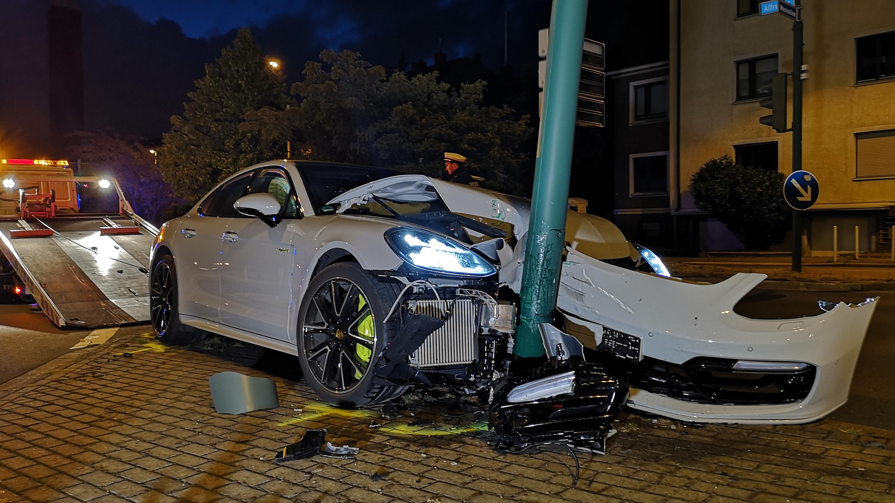 Unfall nach Asthma-Anfall: Nelson Müller prallt in Essen frontal gegen eine Ampel Nelson Müller prallte mit seinem Porsche frontal gegen eine Ampel