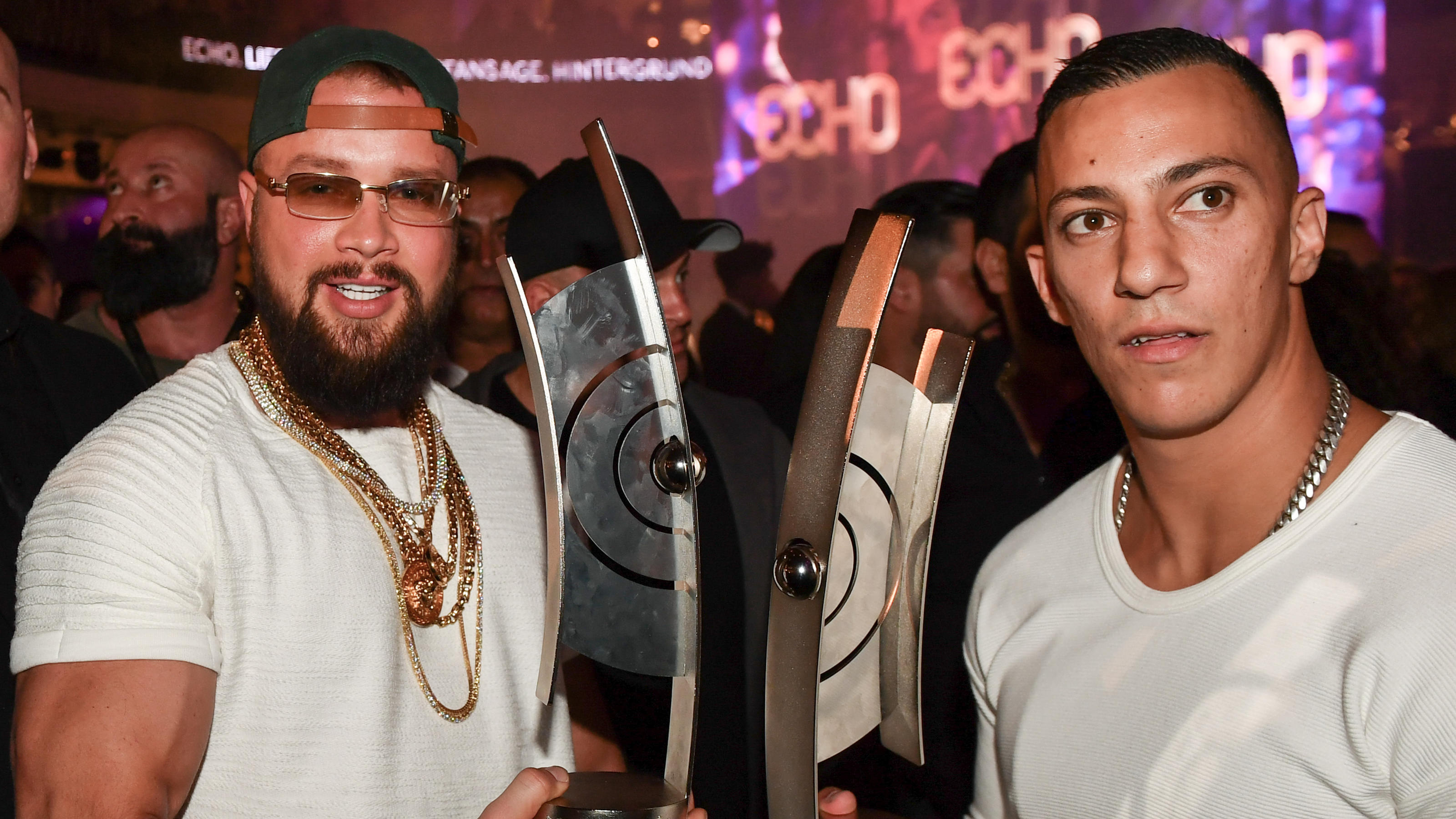 Kollegah und Farid Bang zertrümmern "Echo"-Trophäen in neuem Musikvideo Da waren die Preise noch heil: Kollegah und Farid Bang mit ihren "Echos"