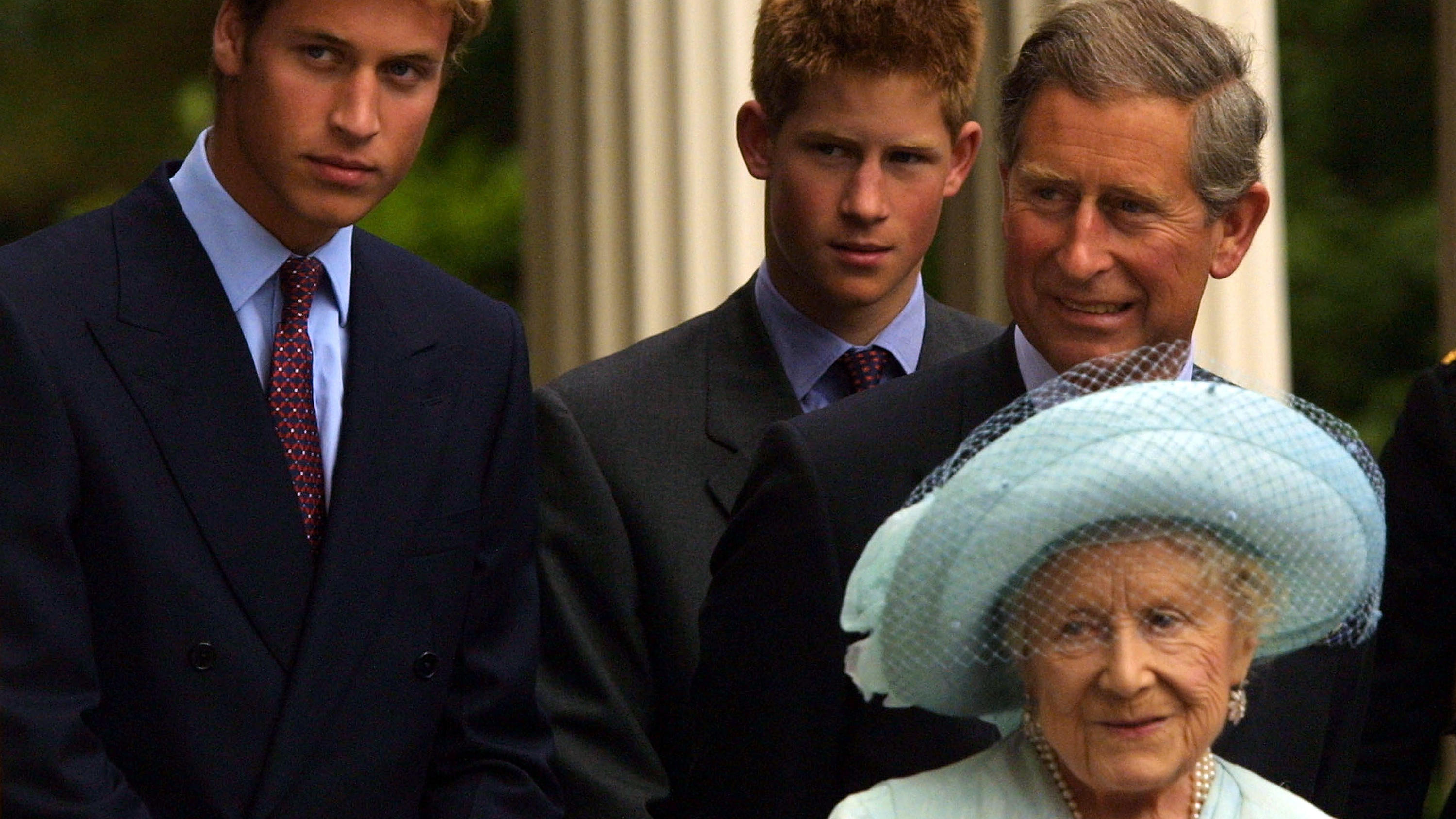 Darum erbte Prinz Williams von Queen Mum weniger Geld als Prinz Harry Queen Mum mit den Prinzen William und Harry sowie deren Vater Prinz Charles