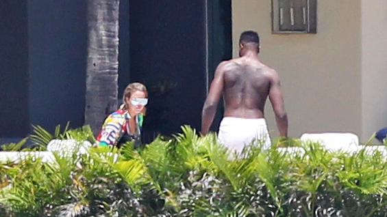 Khloé Kardashian und Tristan Thompson im Liebesurlaub: Ist die Beziehungskrise etwa überwunden? TV-Reality-Star Khloé Kardashian genießt den Mexiko-Urlaub mit ihrem Freund Tristan Thompson , ihrer Schwester Kendall Jenner und deren Freund