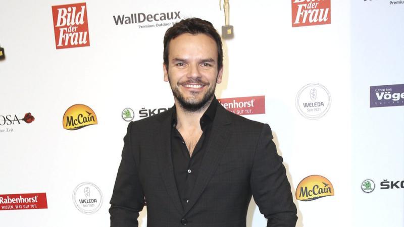 "Schlag den Henssler": Steffen Henssler geht baden - nicht nur gegen Kandidat Chris Steffen Henssler: Heftige Kritik