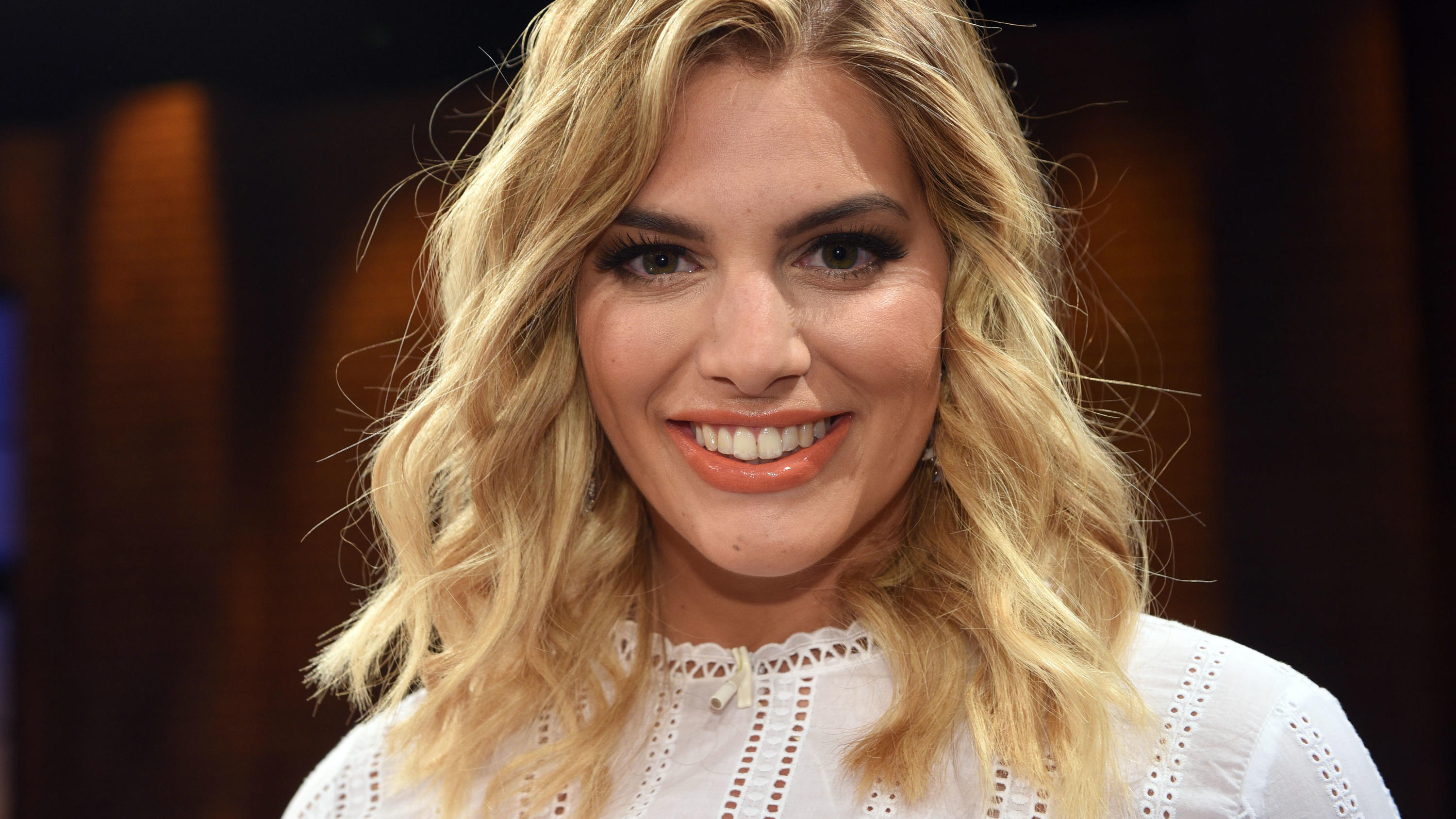 Curvy-Look der Woche: Angelina Kirsch ARCHIV - 23.06.2017, Nordrhein-Westfalen, Köln: Model Angelina Kirsch lächelt nach der Aufzeichnung der Talkshow Kölner-Treff im Studio. Die 30-Jährige sitzt in der Jury der RTL-II-Casting-Show «Curvy Supermodel», die am 26. Juli um 20.15 Uhr startet