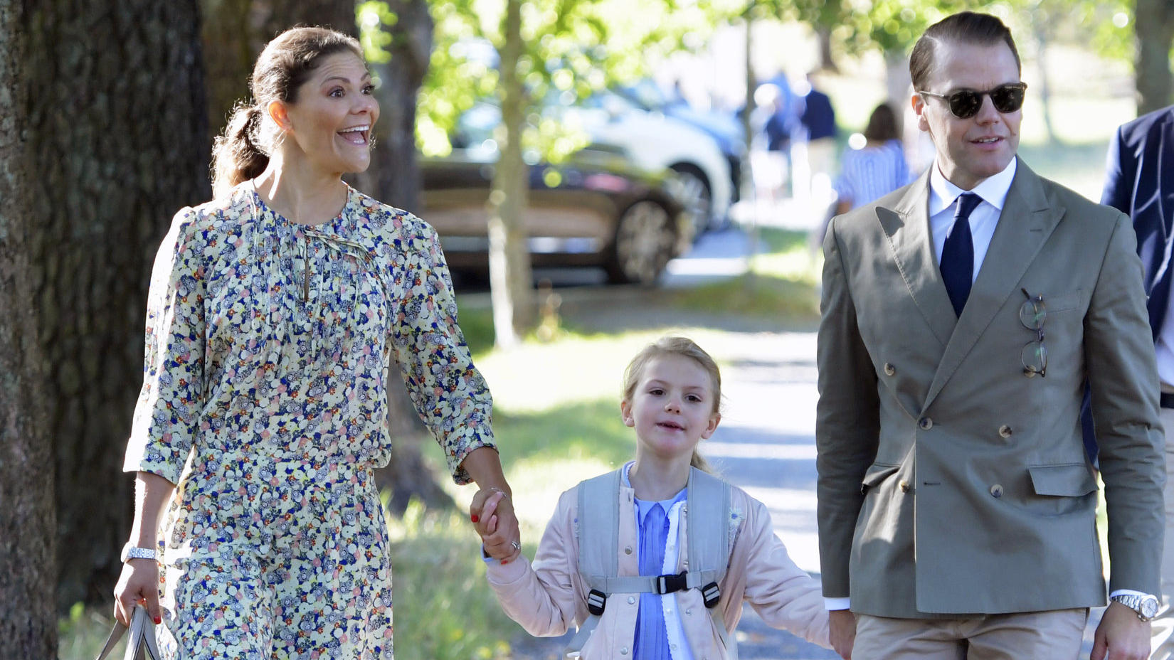 Auftritt mit Mama Victoria & Papa Daniel: HIER ist Prinzessin Estelle der heimliche Star Auftritt mit Mama Victoria und Papa Daniel: Prinzessin Estelle stiehlt ihren Eltern die Show.
