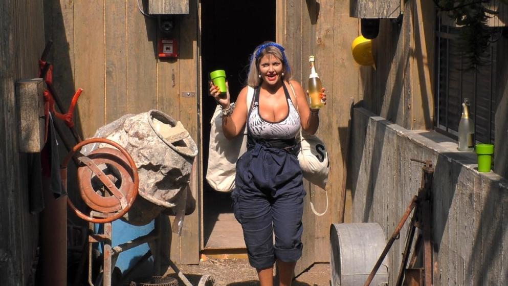"Promi Big Brother": Falscher Alarm! Silvia Wollny & Sophia Vegas sind zurück Zog mit einer Pulle (alkoholfreiem) Sekt wieder in den Container: Sophia Vegas