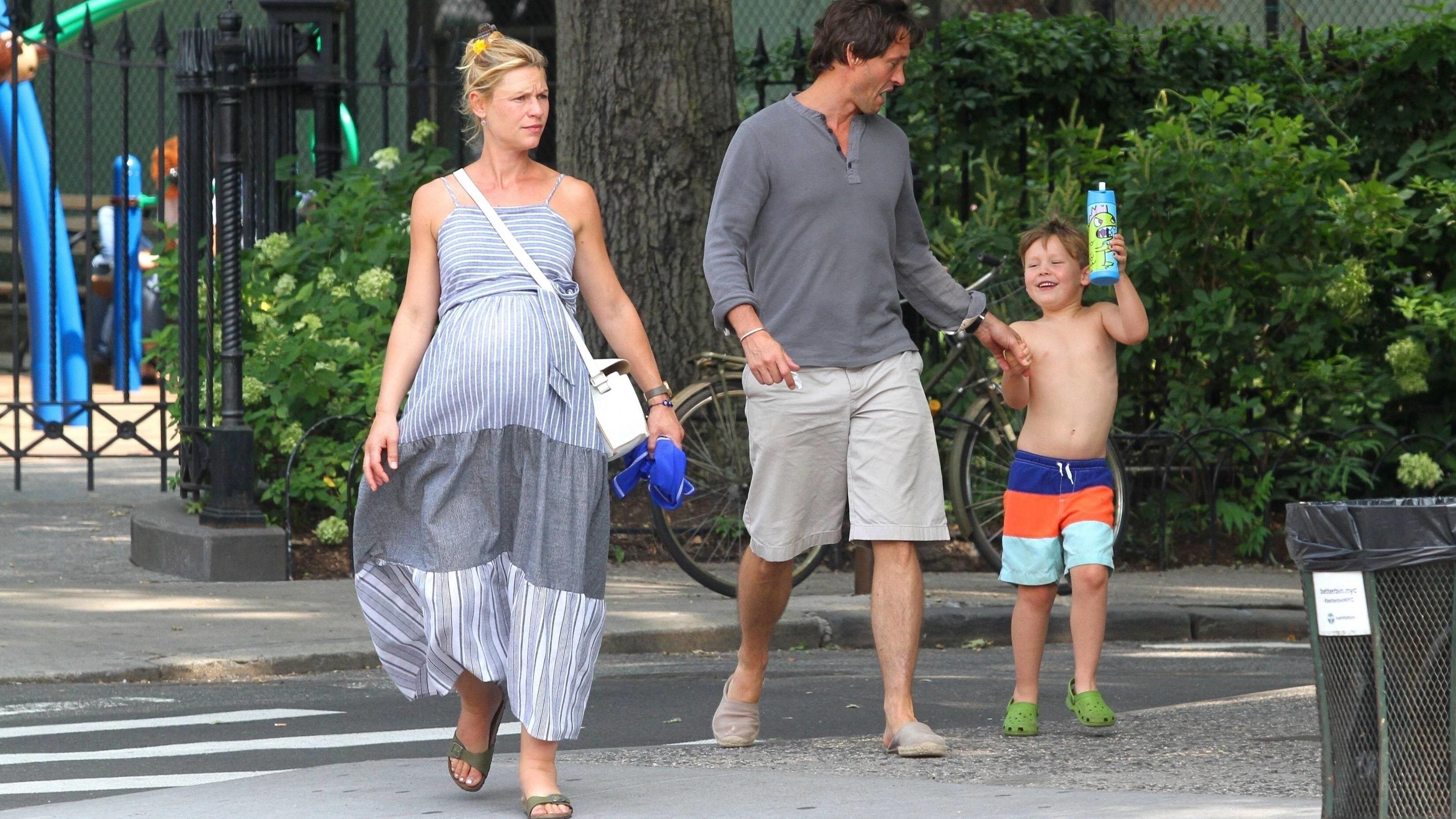 Mit XXL-Kugel und dicken Füßen unterwegs: Claire Danes' Baby kann jeden Moment kommen Gganz lässig im Maxi-Kleid und mit den Birkenstock-Schuhen samt Ehemann und Sohnemann: Claire Danes
