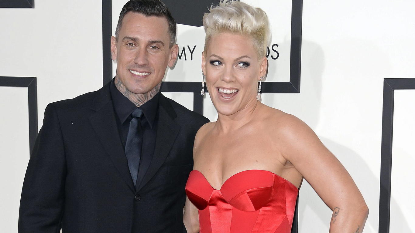 Pink: Ehemann Carey Hart greift zu den Waffen ARCHIV - 26.01.2014, USA, Los Angeles: US-Sängerin Pink und ihr Ehemann Hart hat mit einem Foto seines kranken Sohnes einige Fans verärgert. (zu dpa: "Pinks Mann von Fans für Umgang mit krankem Sohn kritisiert" vom 29.08.2018) Foto: Michael Nelson/EP