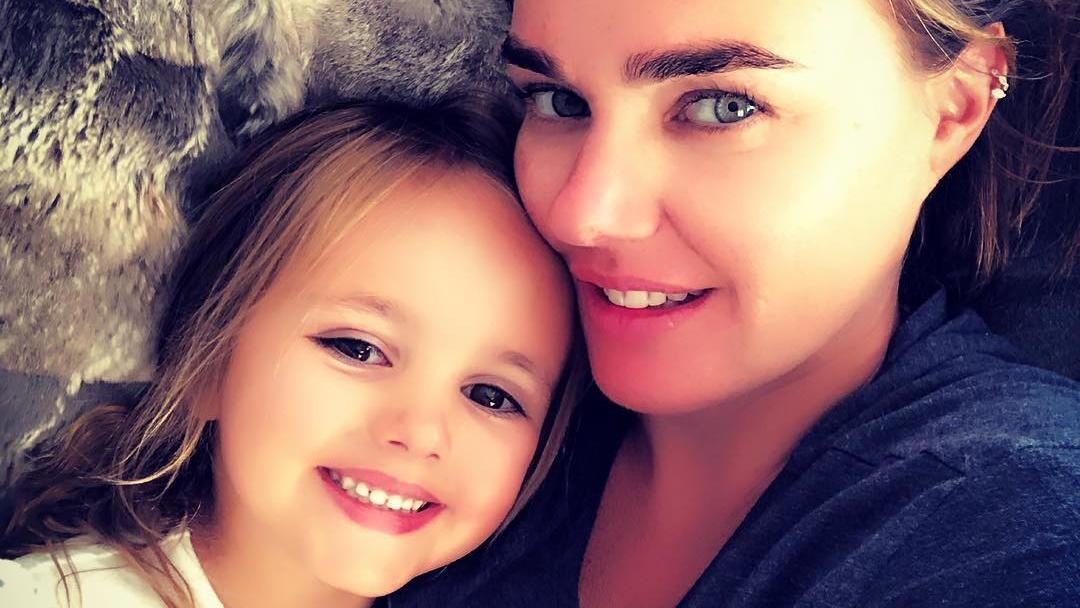 Tamara Ecclestone stillt ihre Tochter (4) immer noch - mit der Einschulung soll Schluss sein Tamara Ecclestone mit ihrer Tochter Sophia