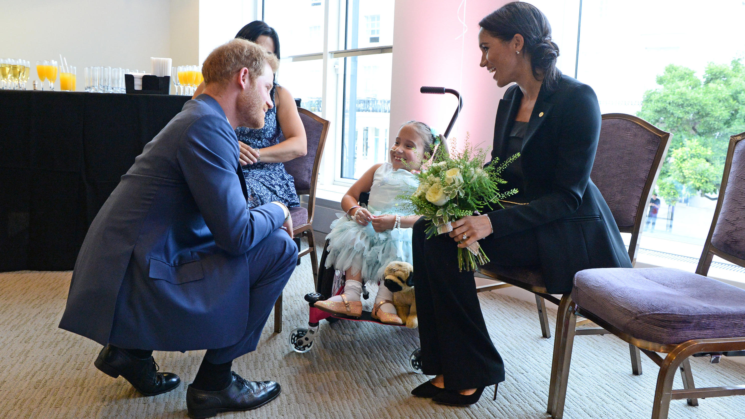 Herzogin Meghan: Dieser Hosenanzug könnte Queen Elizabeth II. ärgern Der britische Prinz Harry und Herzogin Meghan bei der Verleihung der "WellChild Awards" in London