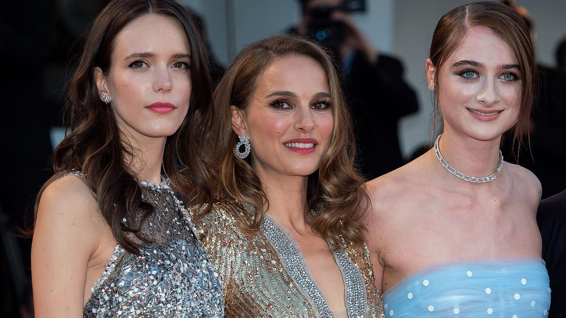 Natalie Portman: Rettungsaktion auf dem roten Teppich 'Vox Lux' screening during the 75th Venice Film Festival in Venice, Italy.Pictured: Stacy Martin,Natalie Portman,Raffey CassidyRef: SPL5020813 040918 NON-EXCLUSIVEPicture by: SplashNews.comSplash News and PicturesLos Angeles: 310-821-2666New York: 21