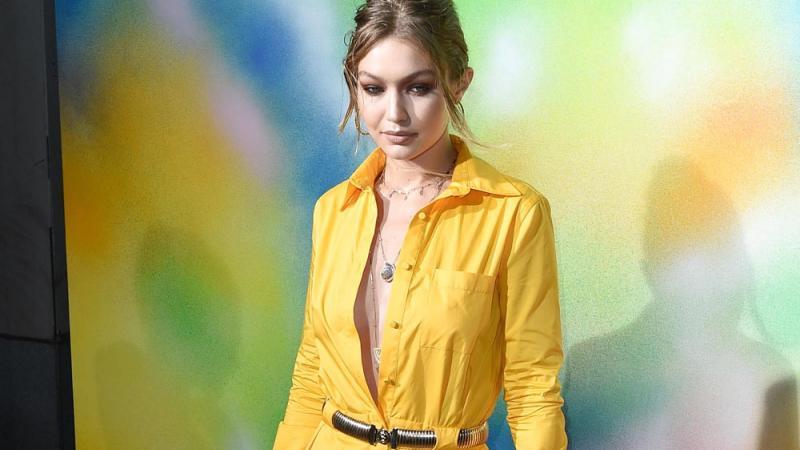 Gigi Hadid hängt an der Flasche Gigi Hadid hängt an der Flasche