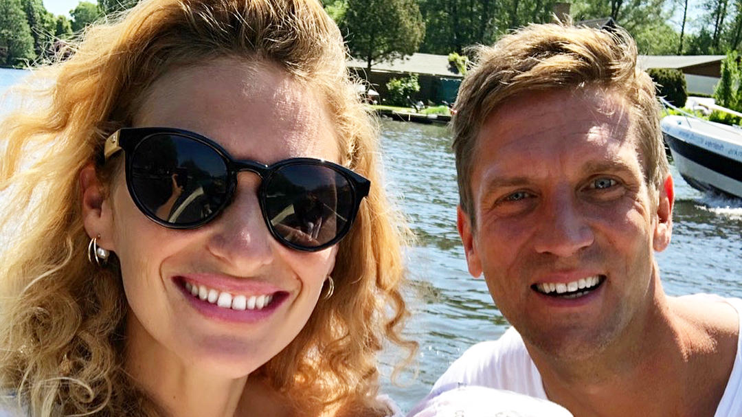 Janni Hönscheid und Peer Kusmagk müssen sich für Saunagang mit Emil-Ocean rechtfertigen Janni Hönscheid und Peer Kusmagk nehmen ihren Sohn gerne mit in die Sauna
