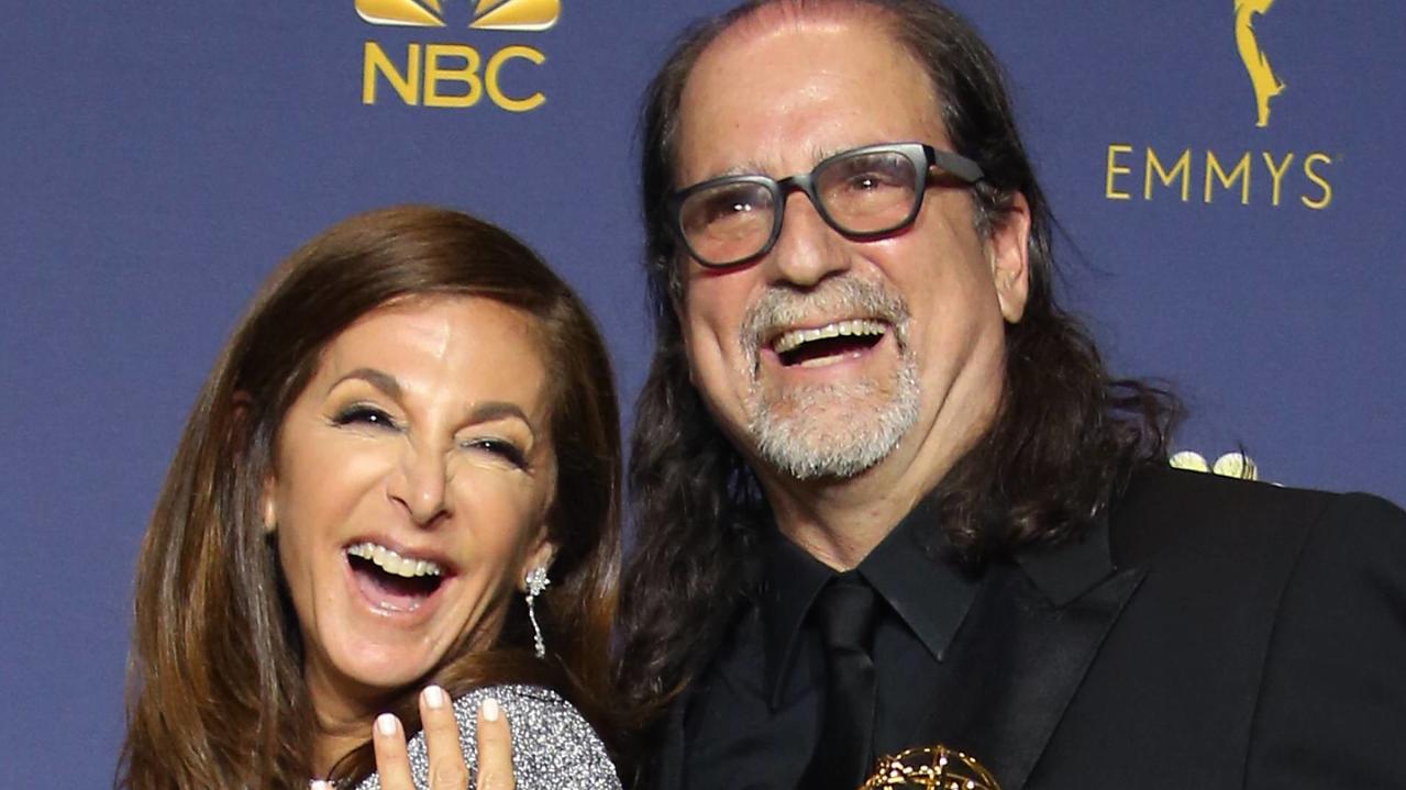 Heiratsantrag bei den Emmy Awards 2018: Regisseur Glenn Weiss geht auf die Knie Regissseur Glenn Weiss hat seine Jan Svendsen bei den Emmys 2018 mit einem Heiratsantrag überrascht.