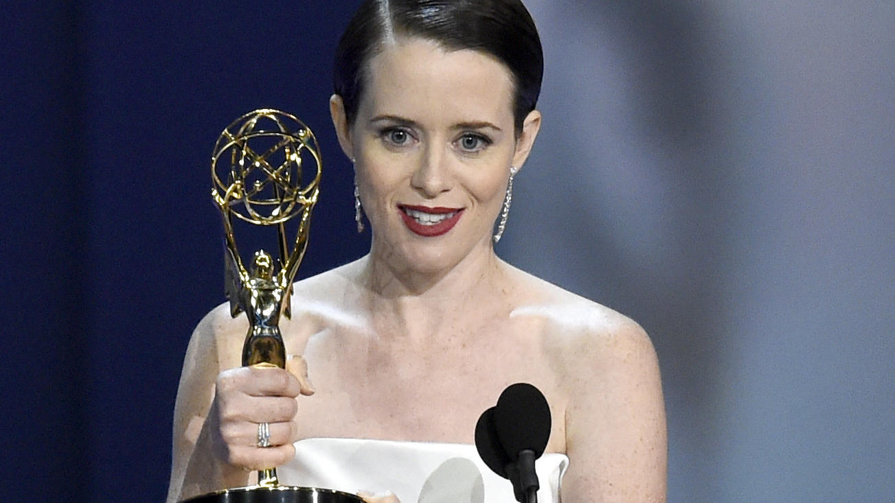 Heiratsantrag bei den Emmy Awards 2018: Regisseur Glenn Weiss geht auf die Knie 18.09.2018, USA, Los Angeles: Schauspielerin Claire Foy bedankt sich für den Preis, den sie als "Beste Hauptdarstellerin in einer Dramaserie" für «The Crown» bei der Verleihung der 70. Primetime Emmy Awards im Microsoft Theater entgegengenommen hat.