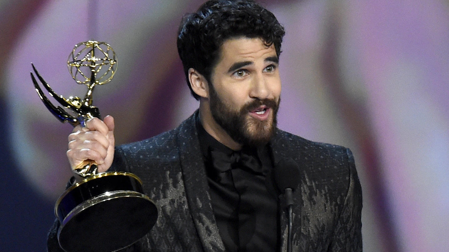 Heiratsantrag bei den Emmy Awards 2018: Regisseur Glenn Weiss geht auf die Knie 18.09.2018, USA, Los Angeles: Schauspieler Darren Criss bedankt sich für den Preis, den er als "Bester Hauptdarsteller in einer Miniserie" für «The Assassination of Gianni Versace: American Crime Story» bei der Verleihung der 70. Primetime Emmy Award