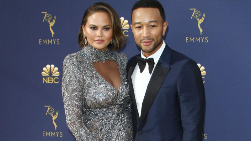 Chrissy Teigen: John Legend ist in Erziehungsfragen "ein kleiner Schwächling" John Legend ist nicht konsequent