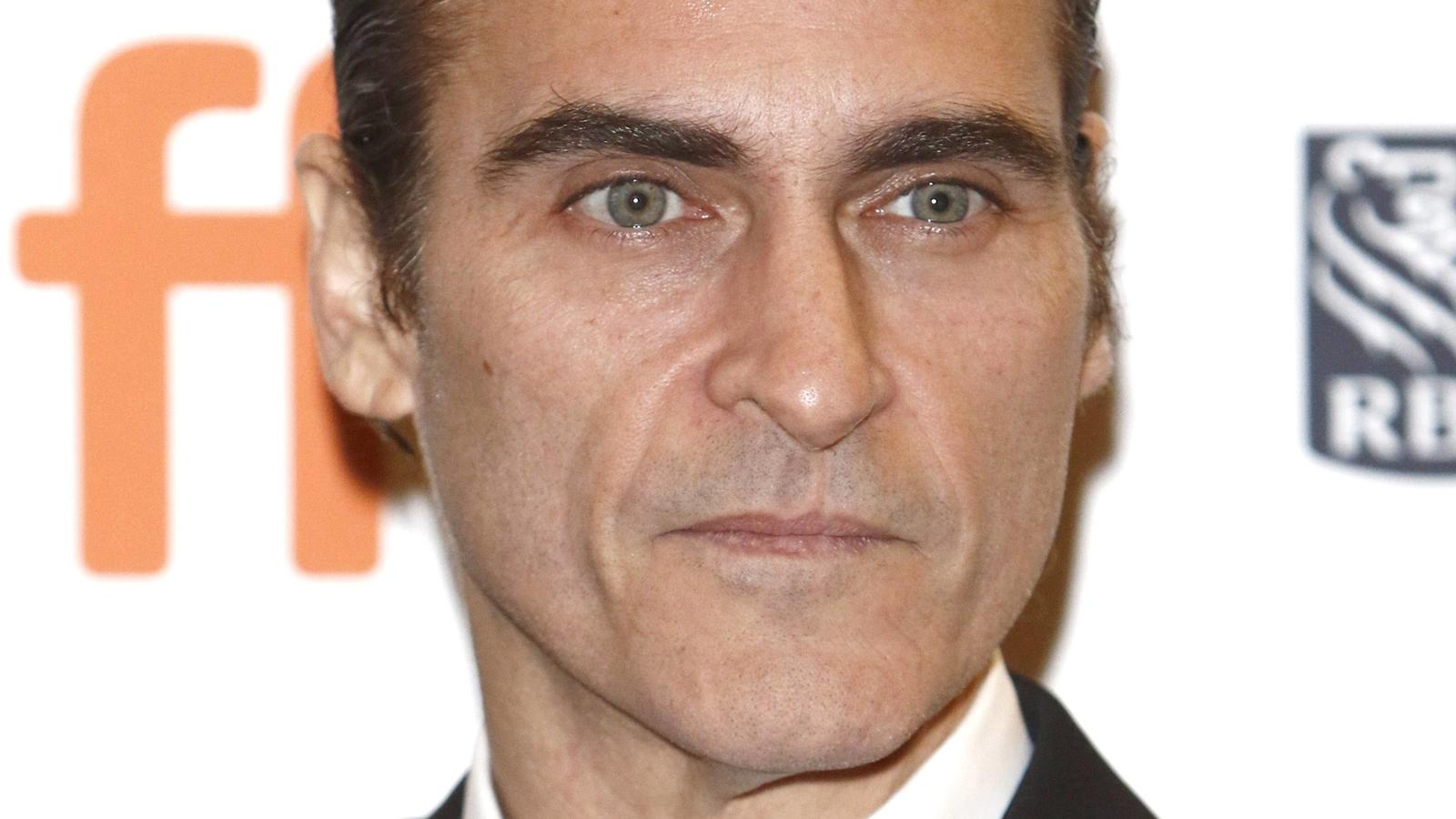 Erster Vorgeschmack auf Joaquin Phoenix als "Joker" Auf Instagram ist ein kurzes Video zu sehen, in dem Joaquin Phoenix erstmals auch in vollem "Joker"-Make-up zu sehen ist.
