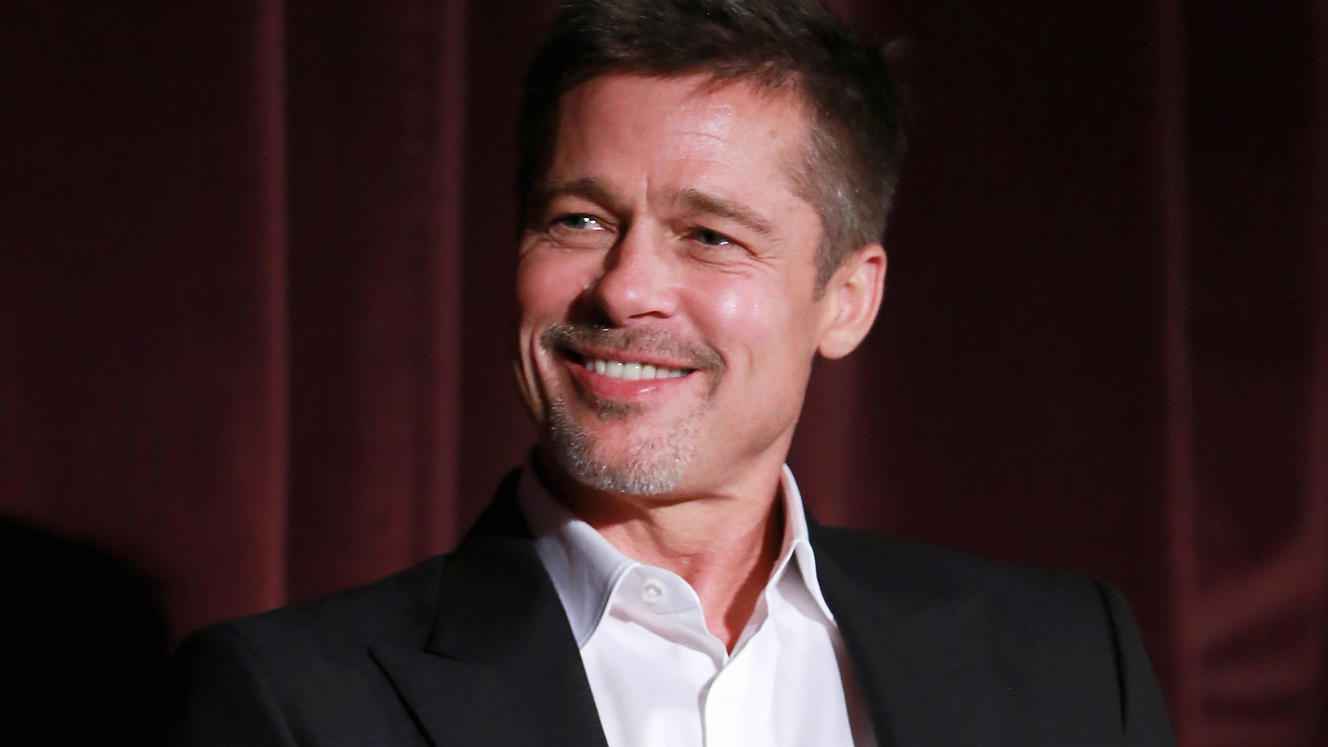 Ist Brad Pitt etwa frisch verliebt? Diese Fotos sorgen für Aufregung! WESTWOOD, CA - NOVEMBER 09: Actor Brad Pitt during a Q&A at a LA Fan event for the Paramount Pictures title "Allied" at Regency Village Theatre on November 9, 2016 in Westwood, California. (Photo by Jonathan Leibson/Getty Images for Paramount Pictu