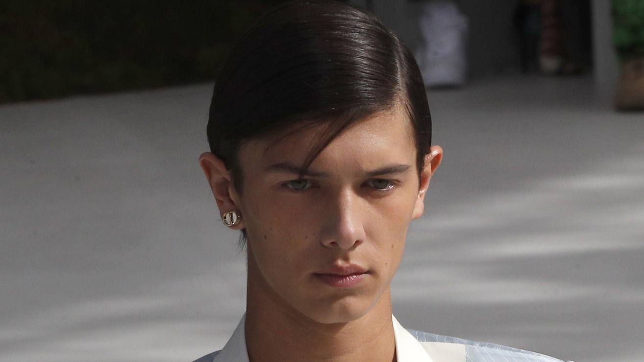Enthüllt! Prinz Nikolai wurde von Skandal-Schule verwiesen Prinz Nikolai von Dänemark auf dem Laufsteg der Dior Fashionshow am 23. Juni 2018 in Paris.