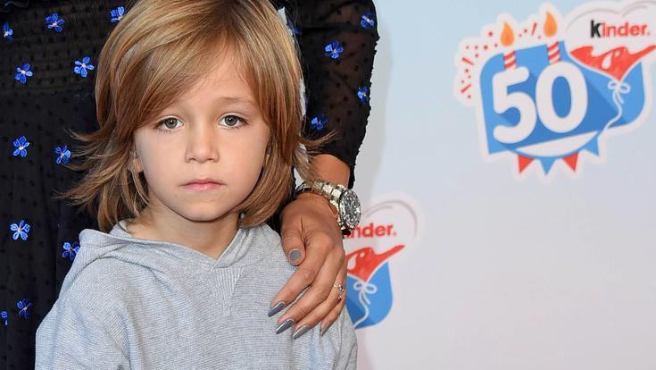 Verona Pooths Söhnchen Rocco steht nicht auf Blitzlichtgewitter Verona Pooth mit Sohn Rocco Pooth 50 Jahre Kinder von Ferrero im Heide Park in Soltau am 14.10.2018 *** Verona Pooth with son Rocco Pooth 50 years children of Ferrero in the Heide Park in Soltau on 14 10 2018